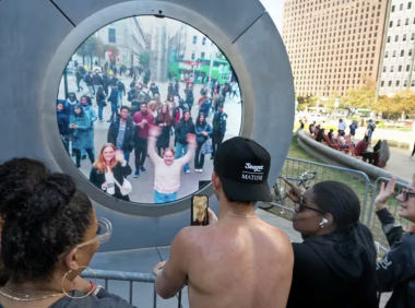 费城LOVE公园新艺术装置“传送门”揭幕